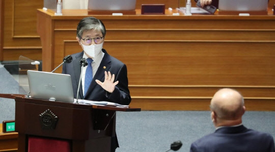 변창흠(사진) 국토부 장관이 5일 열린 경제분야 대정부 질문에 출석해 김희국 국민의힘 의원의 주택공급 정책에 대한 질의에 답하고 있다. <연합뉴스>